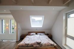 Dachflächenfenster, sichtbare Sparren im Schlafbereich , gehobelt, profiliert, KVH, zwo ARCHITEKTEN Haus