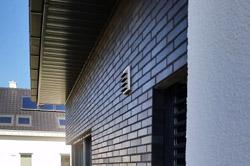 Farbige Dachüberberstand, dunkel - zwo ARCHITEKTEN Haus
