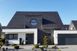 Modernes Satteldach Haus Massivhaus mit Glattziegeln, Glattpfannen - zwo ARCHITEKTEN Haus